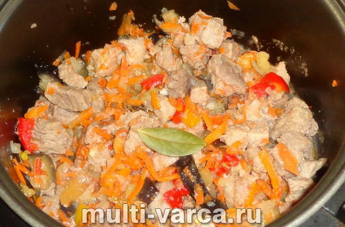 Свинина з баклажанами в мультиварці