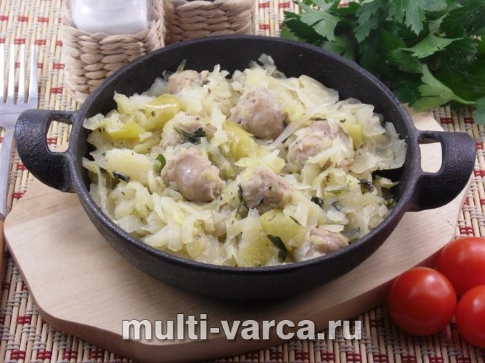 Тушкована капуста з яблуками та фрикадельками з купат