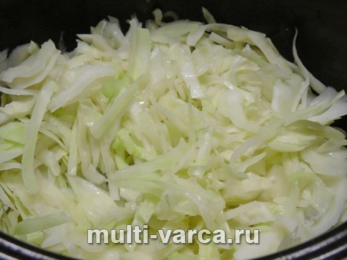 Тушкована капуста з яблуками та фрикадельками з купат