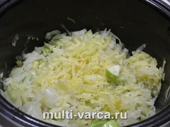 Тушкована капуста з яблуками та фрикадельками з купат