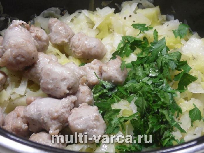 Тушкована капуста з яблуками та фрикадельками з купат