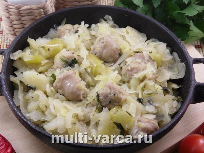 Тушкована капуста з яблуками та фрикадельками з купат