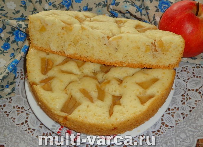 Бісквіт із яблуками в мультиварці