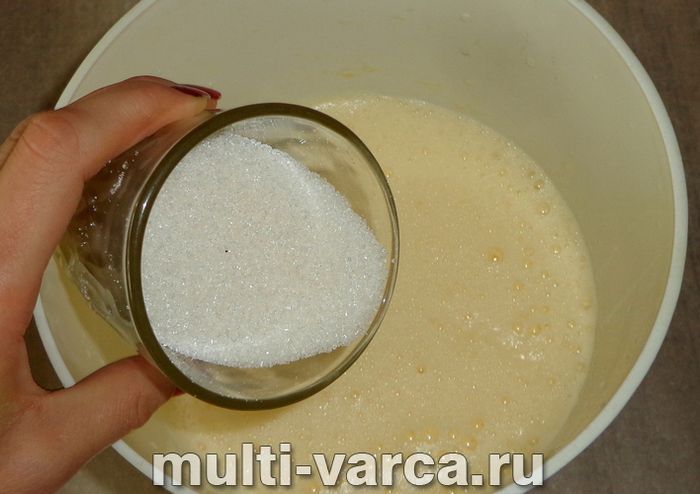 Бісквіт із яблуками в мультиварці