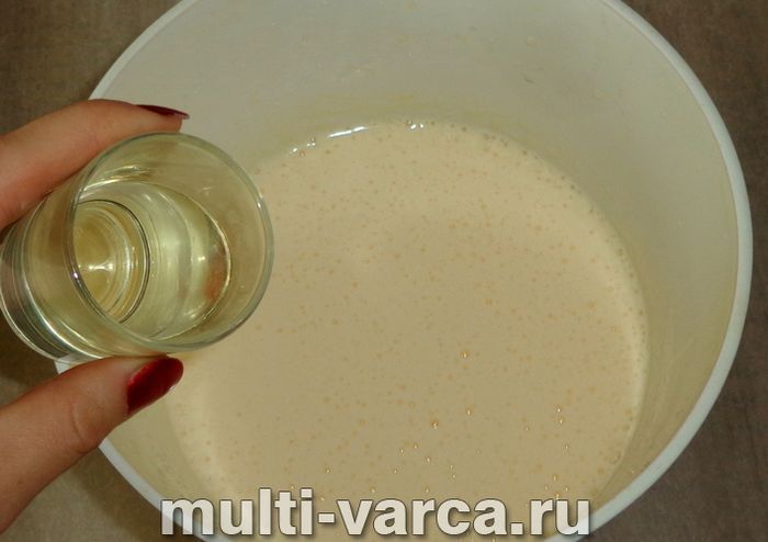 Бісквіт із яблуками в мультиварці
