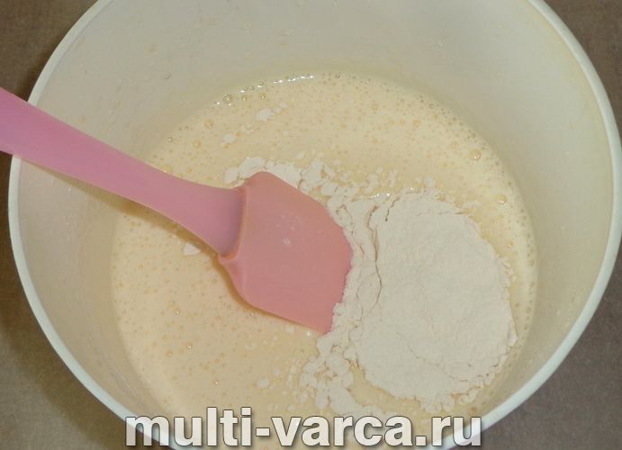 Бісквіт із яблуками в мультиварці
