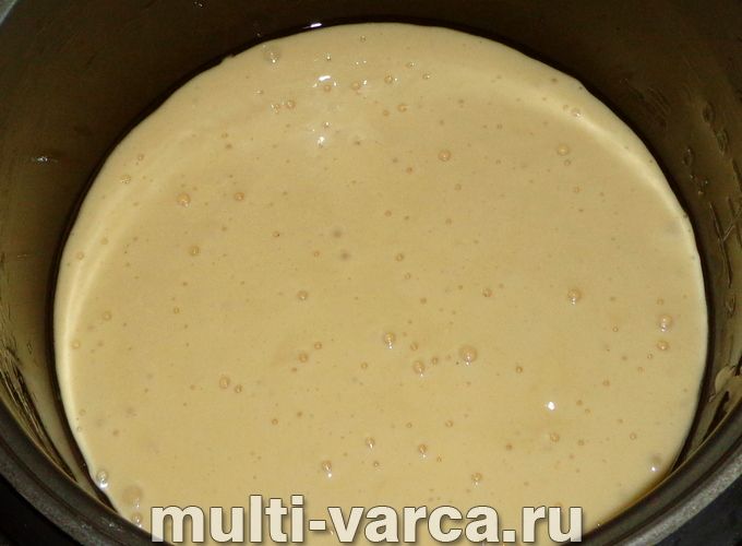 Бісквіт із яблуками в мультиварці
