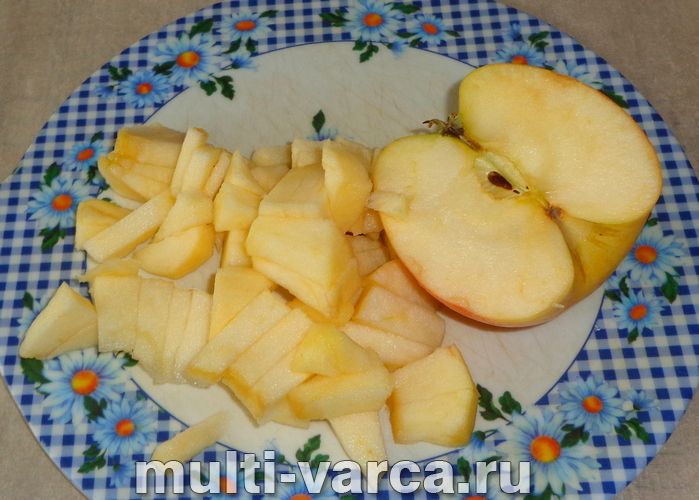 Бісквіт із яблуками в мультиварці