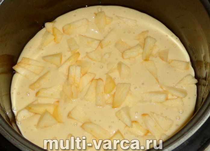 Бісквіт із яблуками в мультиварці