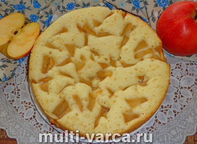 Бісквіт із яблуками в мультиварці