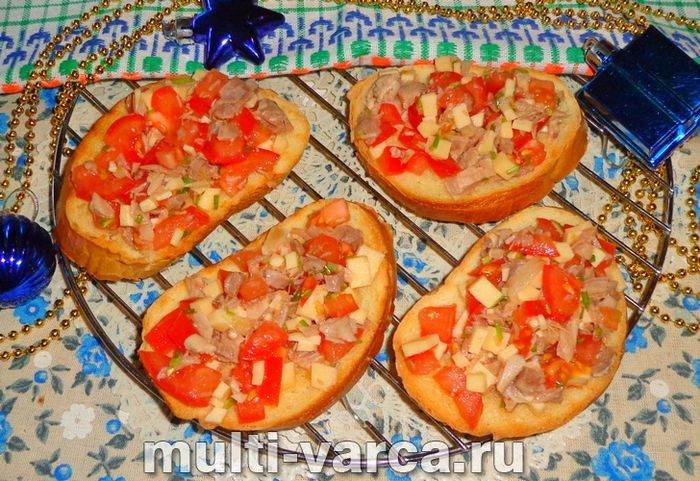 Брускетта з помідорами, сиром і куркою