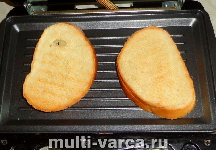 Брускетта з помідорами, сиром і куркою