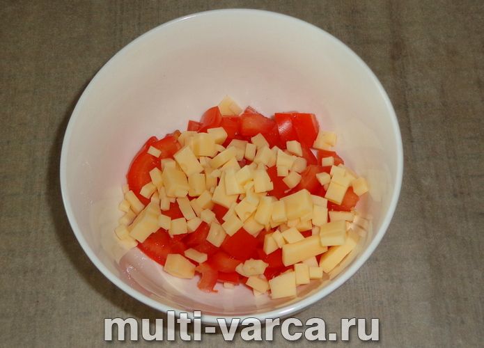 Брускетта з помідорами, сиром і куркою