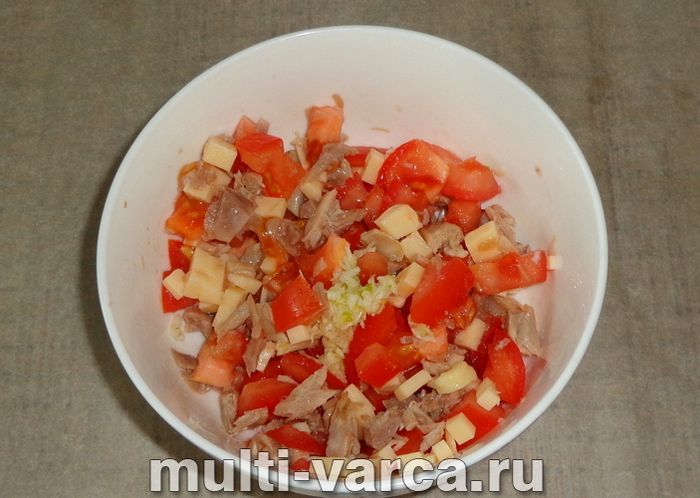 Брускетта з помідорами, сиром і куркою