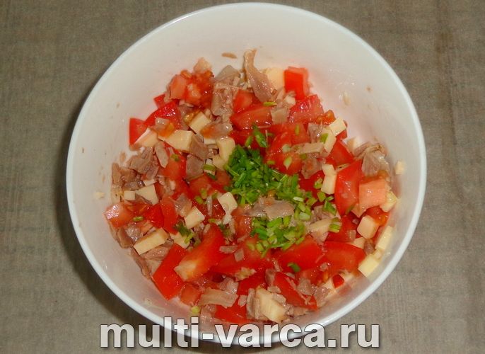 Брускетта з помідорами, сиром і куркою