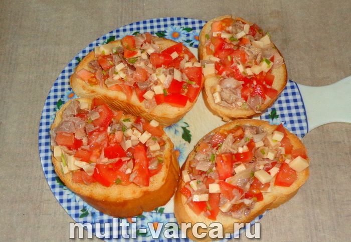 Брускетта з помідорами, сиром і куркою
