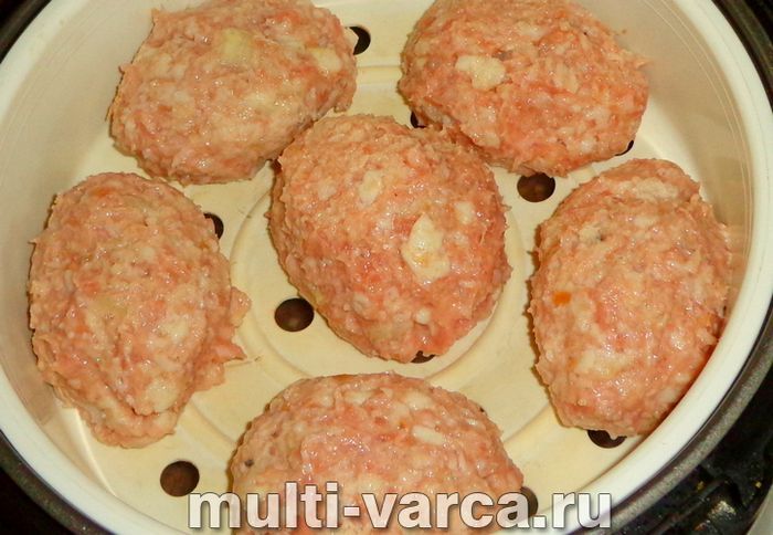 Гречка з котлетами в мультиварці