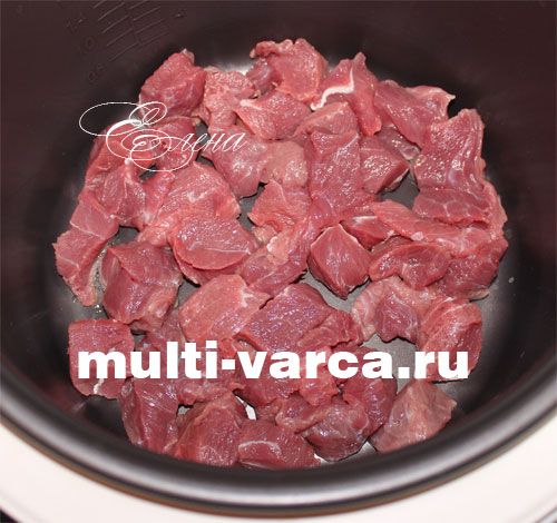 Як тушкувати яловичину з грибами та капустою