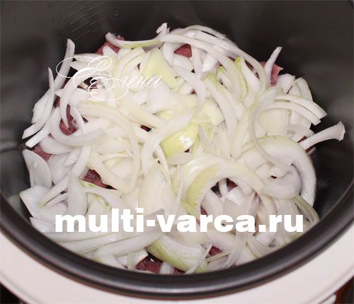 Як тушкувати яловичину з грибами та капустою