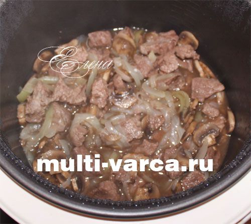 Як тушкувати яловичину з грибами та капустою