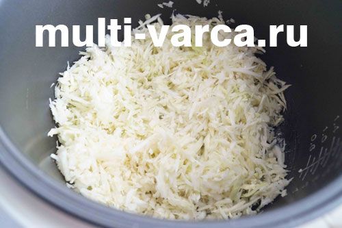 Капустяна запіканка з картоплею та грибами в мультиварці