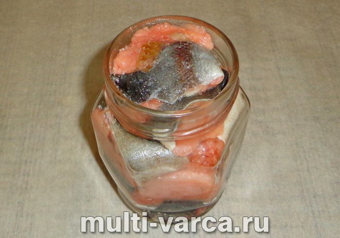 Консерви з горбуші в мультиварці