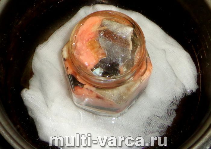 Консерви з горбуші в мультиварці
