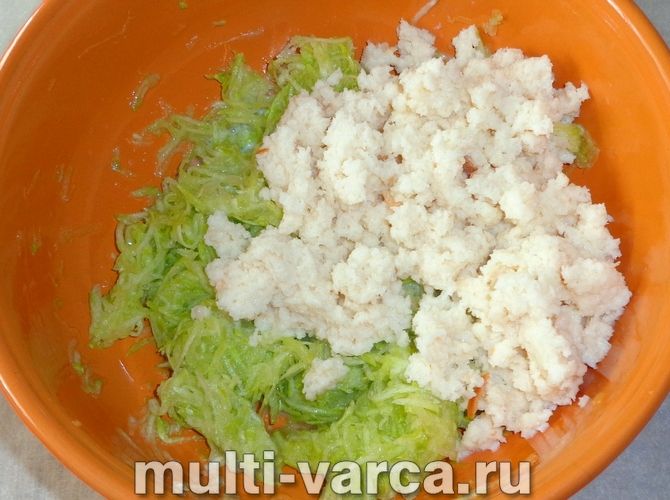 Курячі котлети з кабачком у мультиварці