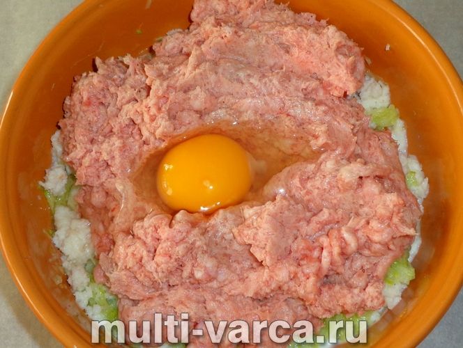 Курячі котлети з кабачком у мультиварці