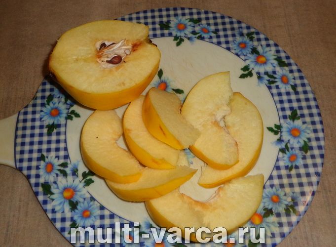 Курка з айвою в мультиварці