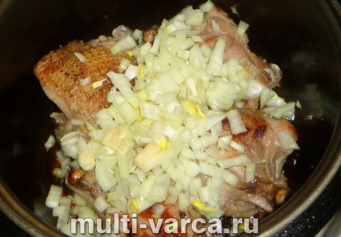 Курка з айвою в мультиварці