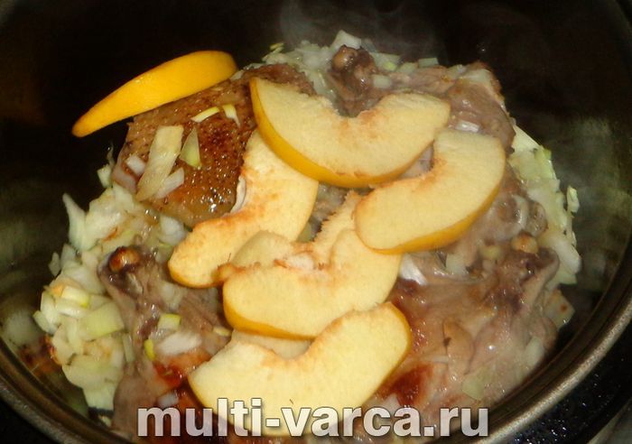 Курка з айвою в мультиварці