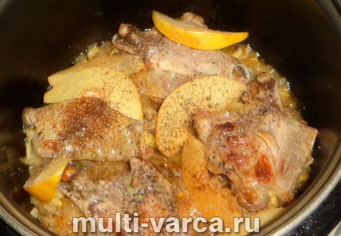 Курка з айвою в мультиварці