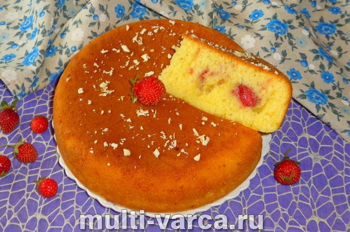 Манник із полуницею в мультиварці