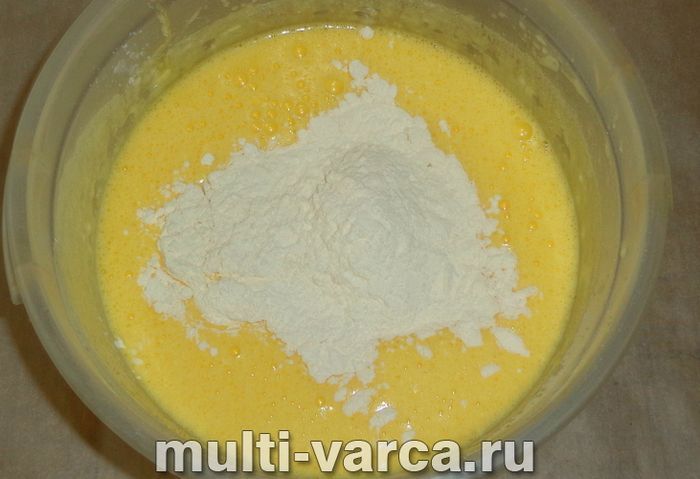 Манник із полуницею в мультиварці