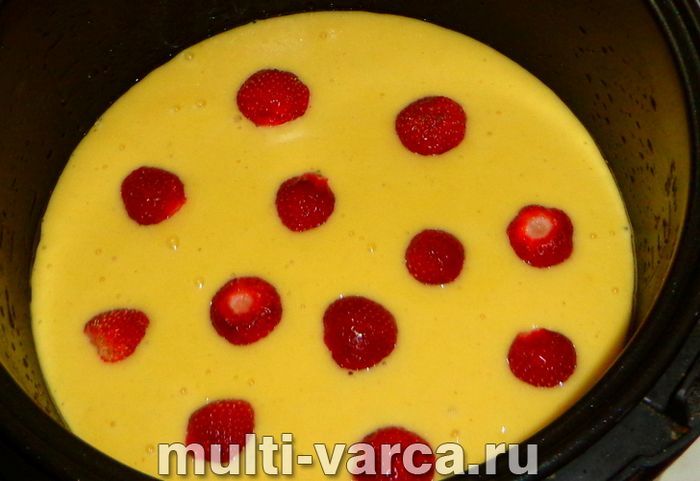 Манник із полуницею в мультиварці