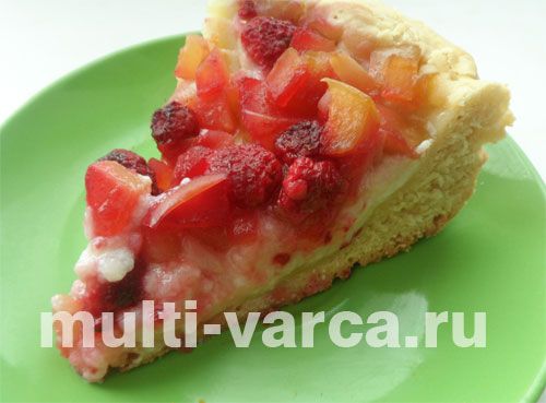 Пиріг із яблуками, малиною та заварним кремом