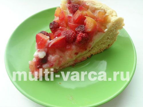 Пиріг із яблуками, малиною та заварним кремом