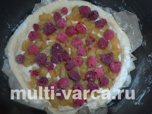 Пиріг із яблуками, малиною та заварним кремом