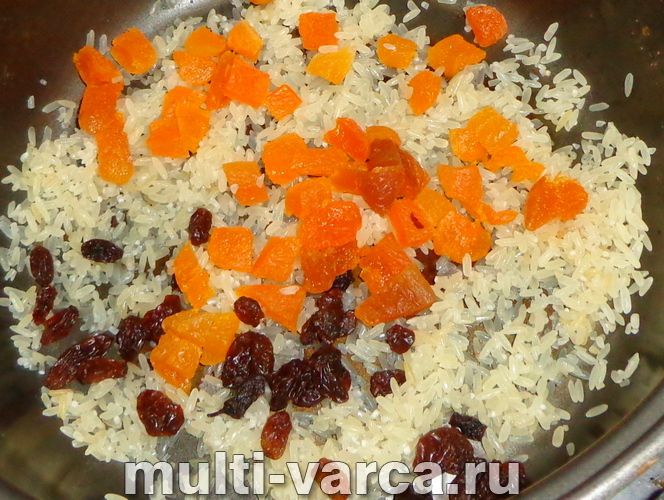 Плов із курагою та родзинками в мультиварці