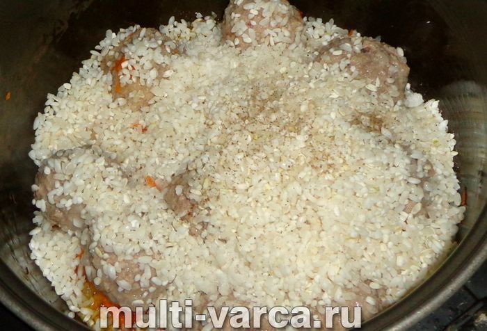 Рис із фрикадельками в мультиварці