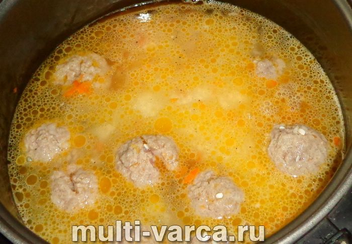 Рис із фрикадельками в мультиварці