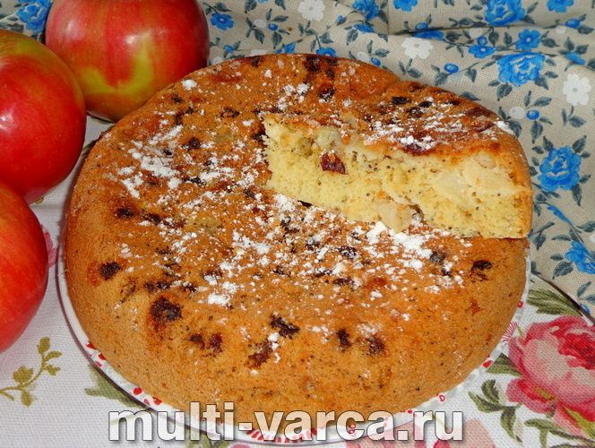 Шарлотка з родзинками та маком у мультиварці
