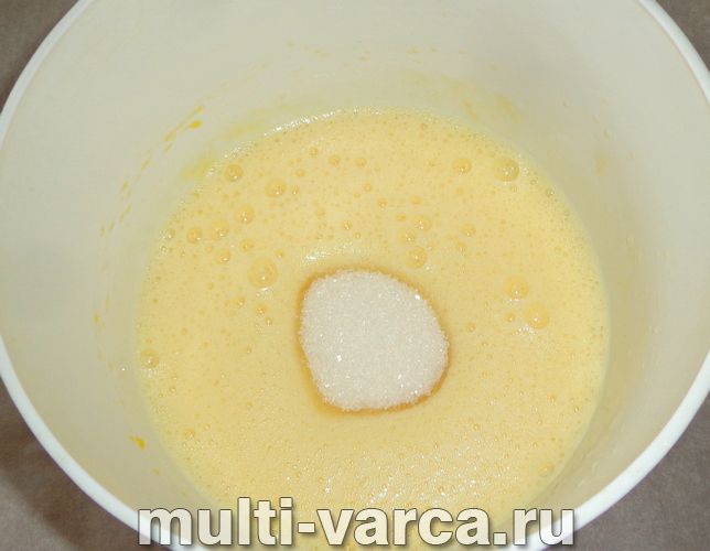 Шарлотка з родзинками та маком у мультиварці
