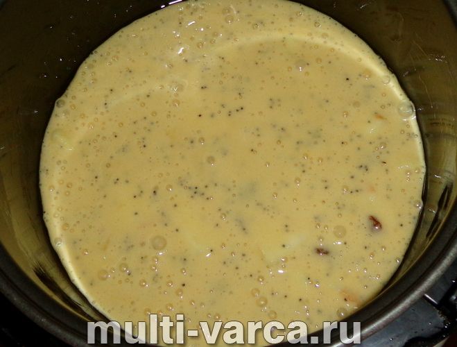 Шарлотка з родзинками та маком у мультиварці