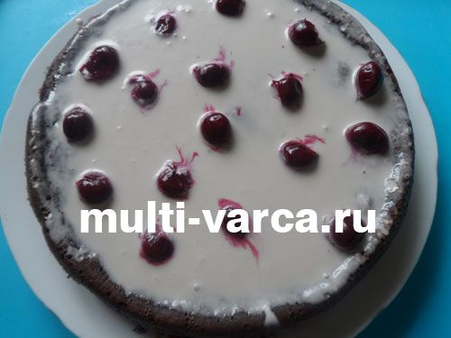 Шоколадно-імбирний торт із вишневим кремом у мультиварці