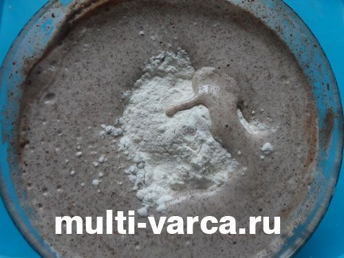 Шоколадно-імбирний торт із вишневим кремом у мультиварці