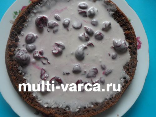 Шоколадно-імбирний торт із вишневим кремом у мультиварці