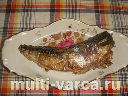 Скумбрія, запечена з горіхами в мультиварці