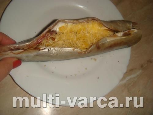 Скумбрія, запечена з горіхами в мультиварці